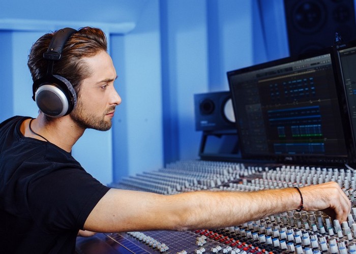 Как правильно выбрать студийные наушники? - Классическая гитара нотный ...